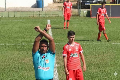 Árbitro detiene partido al sufrir insultos racistas por parte del padre de un jugador (VIDEO)