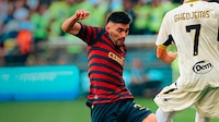 ¡GOL Y EXPULSIÓN! Johan Vásquez pasa DEL CIELO AL INFIERNO en el Genoa vs Frosinone (VIDEO)