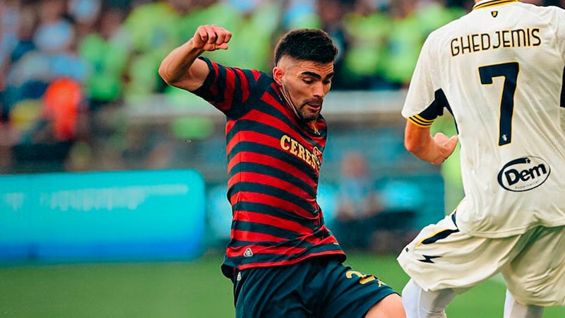 ¡GOL Y EXPULSIÓN! Johan Vásquez pasa DEL CIELO AL INFIERNO en el Genoa vs Frosinone (VIDEO)