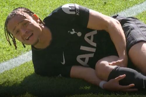 Xavi Simons salió llorando tras sufrir aparatosa lesión; Tottenham derrotó a Wolves (VIDEO)