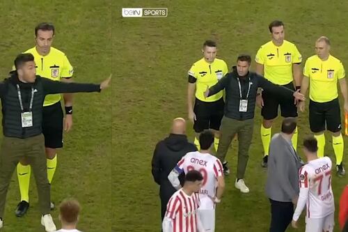 DT empuja a sus jugadores para que no ataquen al árbitro en Turquía | VIDEO