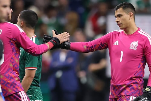 ‘Hoy nadie te asegura que va a ser el portero titular’: En LUP ven a Malagón rezagado con el Tri