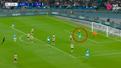 Hirving Lozano marcó su primer gol en esta edición de la Champions League