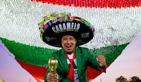 Caramelo, aficionado de México, avienta SU SOMBRERO a Colombia y se niegan a devolvérselo