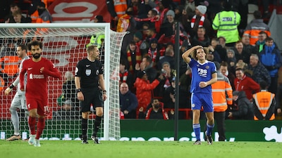 Wout Faes le dio el triunfo al Liverpool con dos autogoles en 7 minutos.