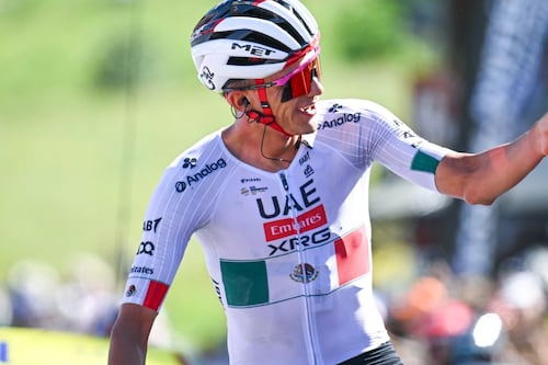 ¡Se cayó y REMONTÓ! Isaac del Toro ya es 3° del Tour de France tras subir al PODIO en la Etapa 15