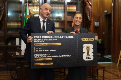 El presidente de la FIFA, Gianni Infantino y la presidenta Claudia Sheinbaum con una réplica gigante del boleto de entrada del partido inaugural del Mundial 2026
