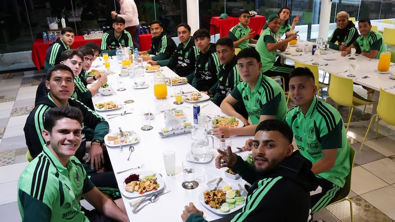 Selección Mexicana arranca concentración para el Mundial con la cena prometida por Javier Aguirre