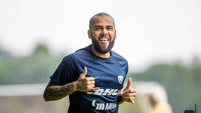 Dani Alves ya entrena en las instalaciones de Cantera.