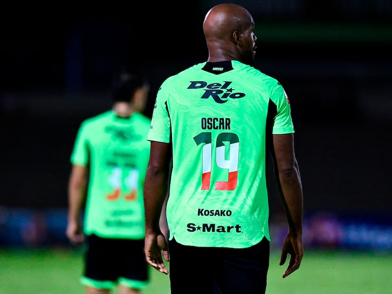 Se mete Óscar Estupiñán a la lucha por el título de goleo del Apertura 2026 tras doblete ante Tigres