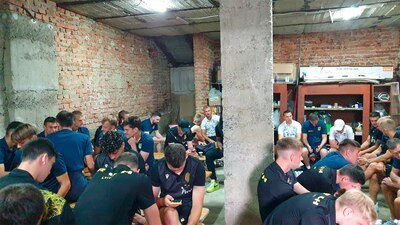 Los jugadores de ambos equipos estuvieron refugiados por más de dos horas entre tres pausas