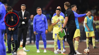 Nicolás Larcamón terminó con la playera rota tras su encontronazo con Fernando Ortiz.