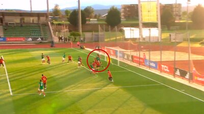 Ambriz superó a la defensa de España con un gran cabezazo.