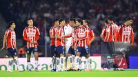 Así reaccionaron jugadores de Chivas al penalti fallado por Chicharito ante Cruz Azul (VIDEO)
