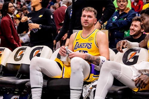 Luka Doncic anota épica canasta y responde a fan que lo insulta: ‘¿Qué dijiste, hijo de p...?’ (VIDEO)