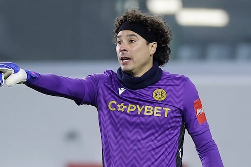 La verdad del guante de 6 dedos de Guillermo Ochoa que habría costado su fichaje con PSG