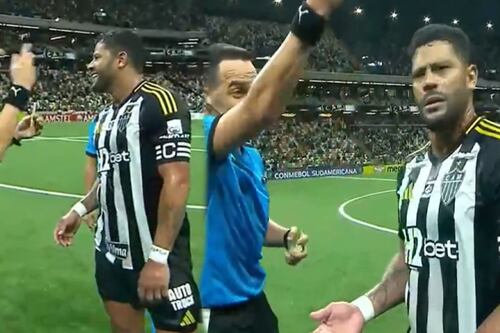 Su cara es CINE: Hulk le reclamó con todo al árbitro, se dieron la mano y terminó amonestado (VIDEO)