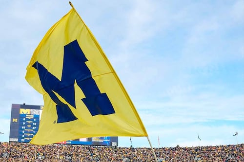 Ex entrenador de Michigan es despedido y detenido el mismo día, tras revelarse ‘relación inapropiada’