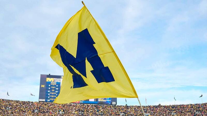 Ex entrenador de Michigan es despedido y detenido el mismo día, tras revelarse ‘relación inapropiada’