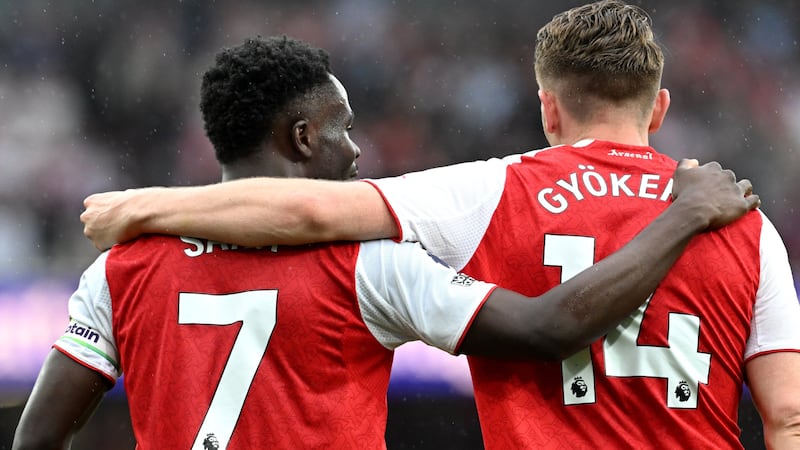 Raúl Jiménez acabó en el pasto y Fulham GOLEADO: Arsenal da golpe rumbo al título de Premier League