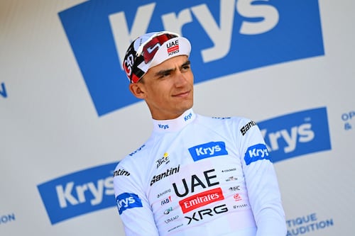 ¡TERCERO general y sigue de blanco! Isaac del Toro NO CEDE en el Tour de Francia tras la etapa 17