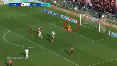 Guillermo Ochoa no pudo hacer nada para evitar el gol de Robin Goosens.