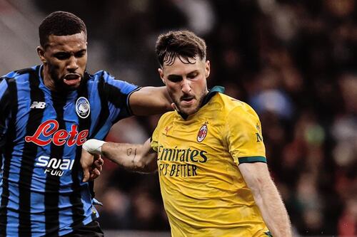 Santi Gimenez volvió a ser titular después de seis meses, pero Milan perdió por la mínima ante Atalanta