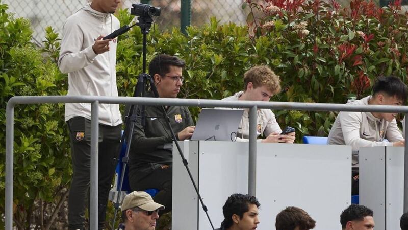 ¡Lo ponen de camarógrafo! Joao Mendes, hijo de Ronaldinho, cambia el futbol por un día