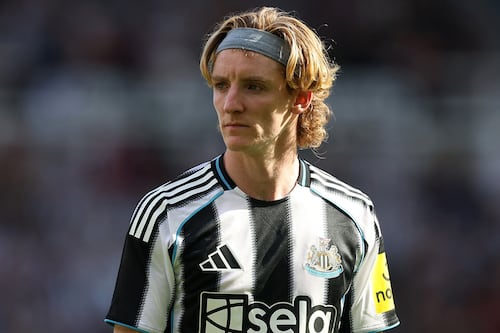 Barcelona fichó al volante inglés Anthony Gordon; pagará 80 millones de euros al Newcastle