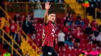 Aficionados de Costa Rica aseguran que Bryan Ruiz no podrá hacer mucho en la sele sin Ronaldo Cisneros
