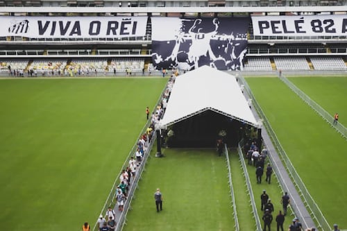 En fotos y videos: Así se vivió el funeral de Pelé en el estadio de Santos