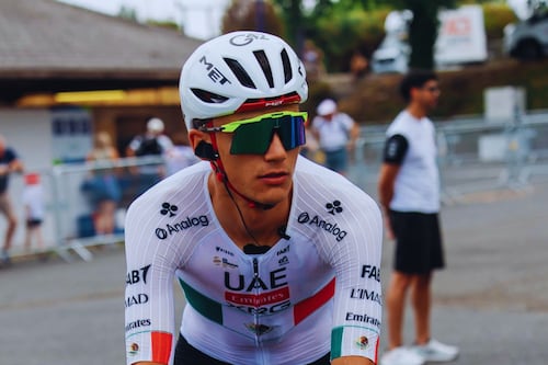 ¡Sigue en el TOP 10! El GRAN GESTO de Isaac del Toro tras la caída múltiple en el Tour de Francia