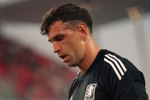 Dibu Martínez se arriesga a UN CASTIGO en Inglaterra por promocionar apuestas en internet