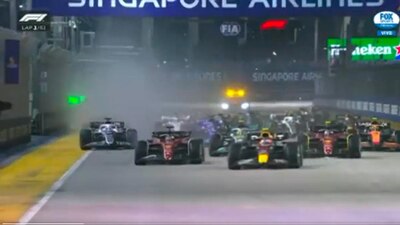 Checo aprovechó una falla de Leclerc en la largada del GP de Singapur.