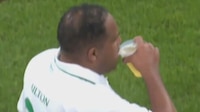 Partido de leyendas en Alemania sorprende con pausa de hidratación con cervezas (VIDEO)