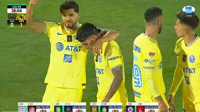 El volante del América dejó el terreno de juego al minuto 39, presumiblemente por una lesión muscular.