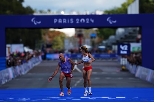 Paramaratonista española fue descalificada y pierde el bronce por soltar un segundo a su guía antes de la meta (VIDEO)