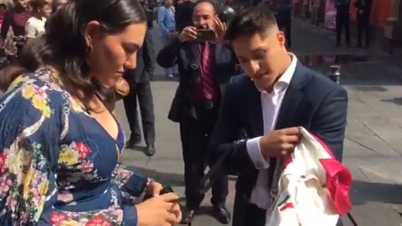 Se juntaron los MEDALLISTAS: Osmar Olvera le pidió su AUTÓGRAFO a Ale Valencia en su ropa olímpica (VIDEO)