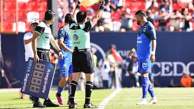 Aguirre no pudo continuar tras lastimarse la rodilla derecha.