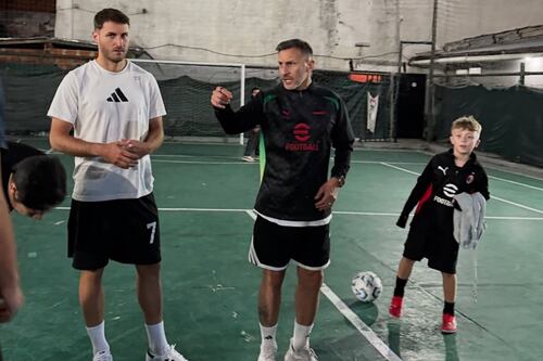 ¡Irrespetuoso! Santiago Gimenez gambetea al Chaco durante ‘cascarita’ en Argentina (VIDEO)