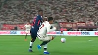 Luis Advíncula, ex Liga MX, fue expulsado al minuto 1 del Clásico en Perú, pero el VAR lo salvó