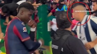 Fan de Rayados intentó QUITARLE a un NIÑO el jersey que le regaló un jugador del Atlante (VIDEO)