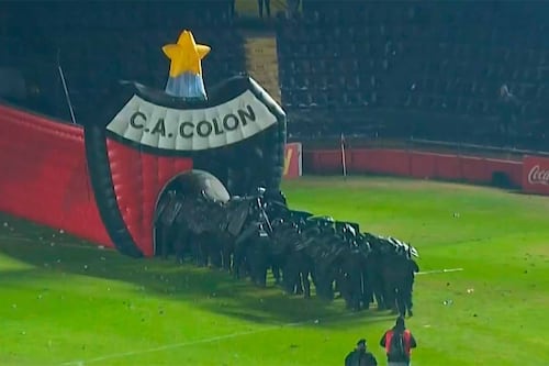 Suspenden partido en Argentina por VIOLENCIA; arrojan PEDRADAS a jugadores de Colón vs Mitre (VIDEO)