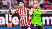 ¡Solo necesitó tres partidos! Alan Pulido iguala cuota goleadora de Chicharito en Chivas tras su regreso