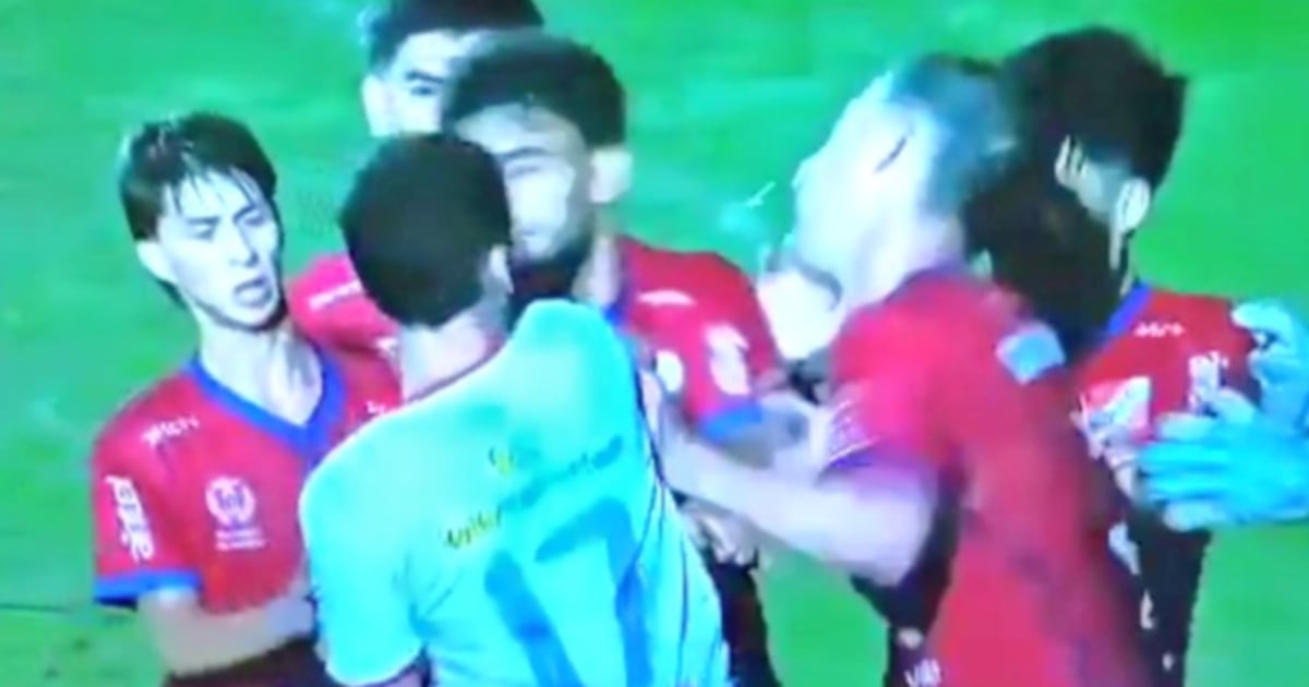 ¡Tremendo GOLPE deja noqueado a futbolista en Uruguay! VIDEO del ...