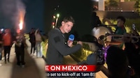 Entre CUETES y música: Afición mexicana SÍ llevó serenata a Inglaterra para que no durmieran