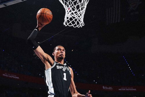 NBA: Victor Wembanyama tiene noche histórica y Spurs ganan Juego 1 al Thunder en Final de Conferencia