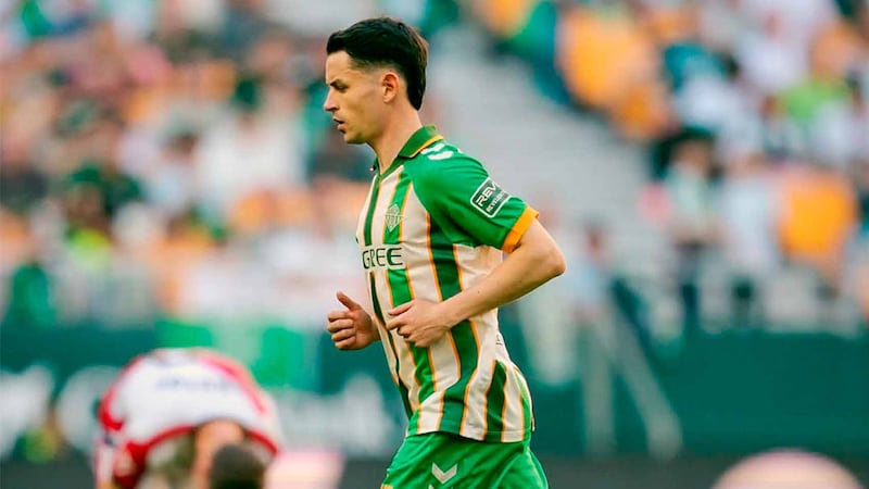 Prensa de Sevilla critica a Fidalgo en Betis: ‘Desaparece mucho, no es trascendente’