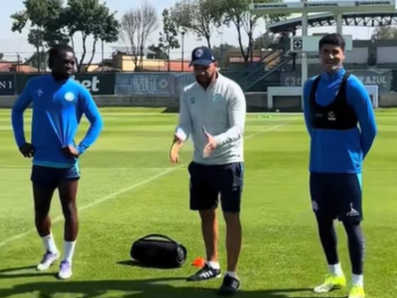 ¡Con BAILE y ruido de locomotora! Así fue la INICIACIÓN de Nico Ibáñez y Christian Ebere en Cruz Azul