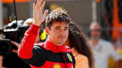 Leclerc le arrebató la pole a Verstappen.